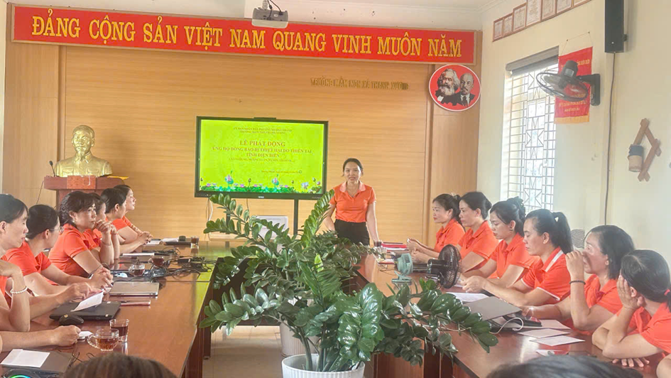 Trường Mầm non Thanh Xương ủng hộ đồng bào bị lũ lụt tỉnh Điện Biên.